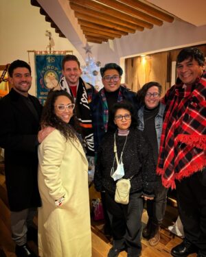 Michelle Rodríguez Instagram - 🎶 Navidad, feliz Navidad
Vuelve a casa, vuelve al hogar🎶

Mi familia, el amor verdadero.
Aunque faltan unos cuantos, esta es mi familia, el calor de mi corazón, la gente que más amo, las manos que me soportan, los oídos que me escuchan incansablemente y los corazones que me guían.

Agradezco en el alma por esta Navidad, siento el amor y sobre todo la paz en mi corazón, sin prisa, sin tantas cadenas y con mucha luz en mi camino.

Les amo Gracias por nunca soltar mi mano 
Por ser mi familia y mi guia 

Feliz Navidad deseo que su corazón y su mente tengan paz, que su entorno sea amable, empatico y de armonía.
Que sus deseos sean realidad y que salten al vacío tantas veces como sea necesario para SER con libertad 🎄♥️