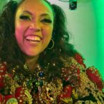 Michelle Rodríguez Instagram - 🎶 VÍVEME SIN MIEDO AHORA…🎶 Estas fotos no tienen nada que ver, son de mi cumpleaños, un poco para celebrar que este año en lo poquito que lleva me ha regalado mucho entendimiento y varios curitas en el alma… si acompañado de mucha terapia, de las personas que me aman pero sobre todo de mi! En el 2009/ 2010 mi vida empezó a cambiar mucho para bien, no lo podía creer y aunque me sentía feliz y agradecida tenía miedo, no sabía bien de que, en esa época, leí una frase que decía “entre más arriba estés más alto será el vértigo” y supongo que si. Salir de la zona de confort no es fácil, recibir no es fácil ( a esto tenemos que echarle mucha chamba porque solo debería ser agradecimiento) Bueno la cosa es que AMO manejar y nunca he tenido miedo, pero esa vez iba camino a artestudio a prueba de vestuario de “cats” ( la hice en la escuela luego les enseño videos) y al subirme al segundo piso pensé “que padre mi vida está cambiando para bien, va para arriba y así como está subida” y no se como, no se de donde me dio un ataque de ansiedad como si hubiera recibido una mala noticia, y empezó a llover poco después. Todo el camino lloré y baje el vidrio para sentir la lluvia y ver si me calmaba un poco y nada. Cuando llegue a la escuela me recibieron los brazos de @omarchicken y @davidahedosol Después de ese día y de tanto miedo no volví a usar el segundo piso. (Por eso siempre llego tarde ven?) Pero bueno la cosa es que el domingo pasado me subí de nuevo, @victoriags_oficial me seguía en su coche y veníamos por llamada (obvio sin ver el teléfono), ya era noche pero lo intenté, sin pensarle tanto y lo logré! Un poco relajada, un poco intentando mucho, un poco calmándome a mi misma “no pasa nada todo está bien” y un poco contenta también. Les cuento esto porque es un gran regalo para mi, de a poco, y con calma pero me sostuve y me acompañé. Me siento orgullosa y emocionada… así quiero de a poquito irle dando al miedo y seguir caminando. Nomás les quería contar Gracias por leer hasta acá Tengo show de standup “buena persona” el 10 de mayo en el Roberto Cantoral vayan a verme ♥️