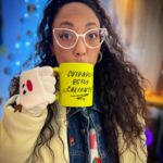 Michelle Rodríguez Instagram - 🎶 Navidad, feliz Navidad Vuelve a casa, vuelve al hogar🎶 Mi familia, el amor verdadero. Aunque faltan unos cuantos, esta es mi familia, el calor de mi corazón, la gente que más amo, las manos que me soportan, los oídos que me escuchan incansablemente y los corazones que me guían. Agradezco en el alma por esta Navidad, siento el amor y sobre todo la paz en mi corazón, sin prisa, sin tantas cadenas y con mucha luz en mi camino. Les amo Gracias por nunca soltar mi mano Por ser mi familia y mi guia Feliz Navidad deseo que su corazón y su mente tengan paz, que su entorno sea amable, empatico y de armonía. Que sus deseos sean realidad y que salten al vacío tantas veces como sea necesario para SER con libertad 🎄♥️