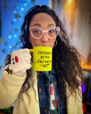 Michelle Rodríguez Instagram - 🎶 Navidad, feliz Navidad
Vuelve a casa, vuelve al hogar🎶

Mi familia, el amor verdadero.
Aunque faltan unos cuantos, esta es mi familia, el calor de mi corazón, la gente que más amo, las manos que me soportan, los oídos que me escuchan incansablemente y los corazones que me guían.

Agradezco en el alma por esta Navidad, siento el amor y sobre todo la paz en mi corazón, sin prisa, sin tantas cadenas y con mucha luz en mi camino.

Les amo Gracias por nunca soltar mi mano 
Por ser mi familia y mi guia 

Feliz Navidad deseo que su corazón y su mente tengan paz, que su entorno sea amable, empatico y de armonía.
Que sus deseos sean realidad y que salten al vacío tantas veces como sea necesario para SER con libertad 🎄♥️