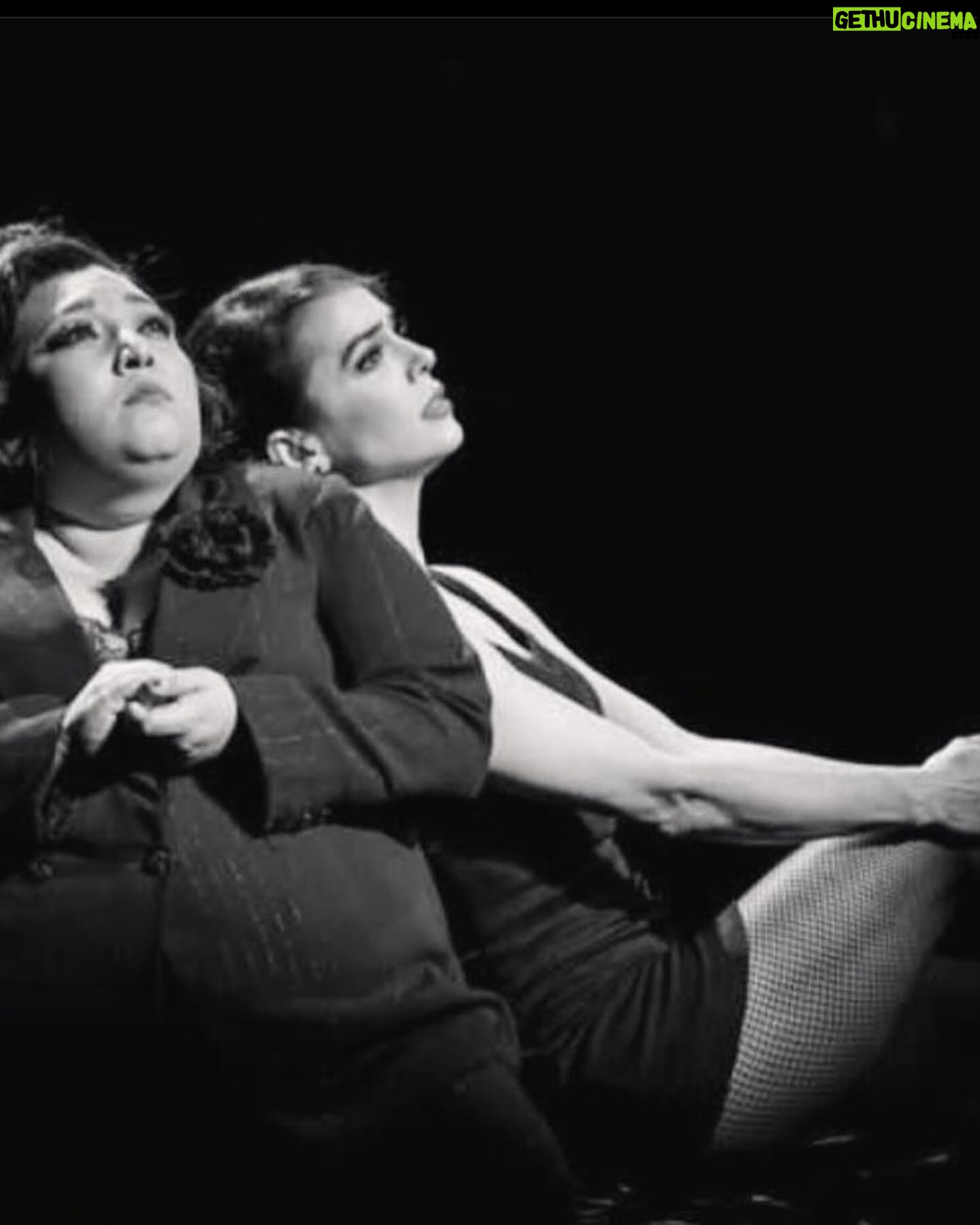 Michelle Rodríguez Instagram - 🎶 a quien el mundo aclamará? Tendrá que ser…🎶 #chicagothemusical #chicago cumple 27 años. Esta obra ha estado presente en momentos clave de mi vida dejándome siempre un gran aprendizaje, me ha enseñado que los sueños se hacen realidad, me a confrontado con mis miedos, me ha hecho soñar en grande y me ha traído cada vez más valentía, cuando pensaba “yo sola nunca podré” descubrí que “solo me tengo a mi” que a veces “todo mundo es raspa” aunque siempre “un poco de bondad en todos hay” que “lo que importa es el amor” que “si eres chica buena mami lo es también” “y de mi triunfo quien dudó” de todas maneras aquí andamos!! Gracias por tanta magia Chicago! Siempre tuya Michi hart