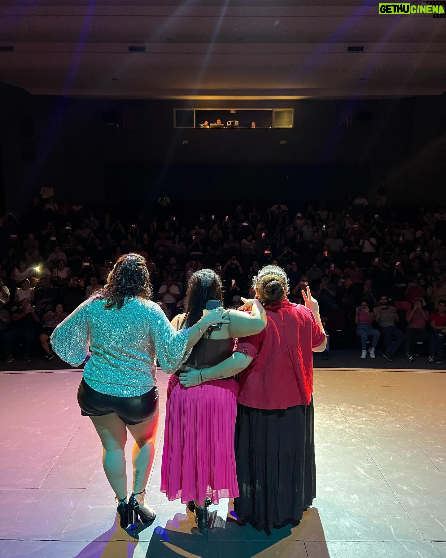 Michelle Rodríguez Instagram - 🎶 Y ando despechá', oah, alocá' Bajé con un flow nuevo de caja, baby, hackeá'🎶 Súper show en #ElSalvador muchas risas y mucho cotorreo Gracias a “la locas” abridoras de este show @pachugirl @larebegonzalez y los regalitos a @fer_actor por todas sus atenciones Gracias @grupocaverna @comediaes A mi súper team @central.talent @rubenzepeda @maru.ohi A las chicas de las pupusas 😂 Un agasajo! Gracias de verdad ¡Viva la comedia!