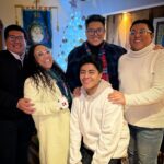 Michelle Rodríguez Instagram - 🎶 Navidad, feliz Navidad Vuelve a casa, vuelve al hogar🎶 Mi familia, el amor verdadero. Aunque faltan unos cuantos, esta es mi familia, el calor de mi corazón, la gente que más amo, las manos que me soportan, los oídos que me escuchan incansablemente y los corazones que me guían. Agradezco en el alma por esta Navidad, siento el amor y sobre todo la paz en mi corazón, sin prisa, sin tantas cadenas y con mucha luz en mi camino. Les amo Gracias por nunca soltar mi mano Por ser mi familia y mi guia Feliz Navidad deseo que su corazón y su mente tengan paz, que su entorno sea amable, empatico y de armonía. Que sus deseos sean realidad y que salten al vacío tantas veces como sea necesario para SER con libertad 🎄♥️