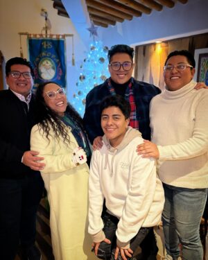 Michelle Rodríguez Instagram - 🎶 Navidad, feliz Navidad
Vuelve a casa, vuelve al hogar🎶

Mi familia, el amor verdadero.
Aunque faltan unos cuantos, esta es mi familia, el calor de mi corazón, la gente que más amo, las manos que me soportan, los oídos que me escuchan incansablemente y los corazones que me guían.

Agradezco en el alma por esta Navidad, siento el amor y sobre todo la paz en mi corazón, sin prisa, sin tantas cadenas y con mucha luz en mi camino.

Les amo Gracias por nunca soltar mi mano 
Por ser mi familia y mi guia 

Feliz Navidad deseo que su corazón y su mente tengan paz, que su entorno sea amable, empatico y de armonía.
Que sus deseos sean realidad y que salten al vacío tantas veces como sea necesario para SER con libertad 🎄♥️
