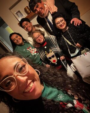 Michelle Rodríguez Instagram - 🎶 Navidad, feliz Navidad
Vuelve a casa, vuelve al hogar🎶

Mi familia, el amor verdadero.
Aunque faltan unos cuantos, esta es mi familia, el calor de mi corazón, la gente que más amo, las manos que me soportan, los oídos que me escuchan incansablemente y los corazones que me guían.

Agradezco en el alma por esta Navidad, siento el amor y sobre todo la paz en mi corazón, sin prisa, sin tantas cadenas y con mucha luz en mi camino.

Les amo Gracias por nunca soltar mi mano 
Por ser mi familia y mi guia 

Feliz Navidad deseo que su corazón y su mente tengan paz, que su entorno sea amable, empatico y de armonía.
Que sus deseos sean realidad y que salten al vacío tantas veces como sea necesario para SER con libertad 🎄♥️