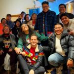 Michelle Rodríguez Instagram - 🎶 Navidad, feliz Navidad Vuelve a casa, vuelve al hogar🎶 Mi familia, el amor verdadero. Aunque faltan unos cuantos, esta es mi familia, el calor de mi corazón, la gente que más amo, las manos que me soportan, los oídos que me escuchan incansablemente y los corazones que me guían. Agradezco en el alma por esta Navidad, siento el amor y sobre todo la paz en mi corazón, sin prisa, sin tantas cadenas y con mucha luz en mi camino. Les amo Gracias por nunca soltar mi mano Por ser mi familia y mi guia Feliz Navidad deseo que su corazón y su mente tengan paz, que su entorno sea amable, empatico y de armonía. Que sus deseos sean realidad y que salten al vacío tantas veces como sea necesario para SER con libertad 🎄♥️