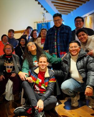 Michelle Rodríguez Instagram - 🎶 Navidad, feliz Navidad
Vuelve a casa, vuelve al hogar🎶

Mi familia, el amor verdadero.
Aunque faltan unos cuantos, esta es mi familia, el calor de mi corazón, la gente que más amo, las manos que me soportan, los oídos que me escuchan incansablemente y los corazones que me guían.

Agradezco en el alma por esta Navidad, siento el amor y sobre todo la paz en mi corazón, sin prisa, sin tantas cadenas y con mucha luz en mi camino.

Les amo Gracias por nunca soltar mi mano 
Por ser mi familia y mi guia 

Feliz Navidad deseo que su corazón y su mente tengan paz, que su entorno sea amable, empatico y de armonía.
Que sus deseos sean realidad y que salten al vacío tantas veces como sea necesario para SER con libertad 🎄♥️