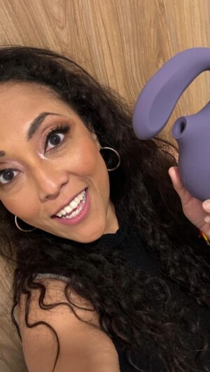 Michelle Rodríguez Instagram - Un V-Day muy enigmático 👀 😅✨♥️🫨

#LELO me mandó una compañera para celebrar Valentine’s Day. Se llama #EnigmaWave y realmente es una maravilla oh! Si UNA MARAVILLA 

Cuenta con 3 niveles de estimulación y pues nada … ¡me encantó! Les dejo mi código de descuento MICHELLE10 para un descuento adicional y para que celebren como más les guste.

@lelo_esoficial @lelo_official