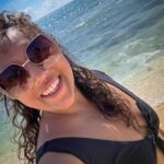 Michelle Rodríguez Instagram – 🎶 Dejas abiertas, mis cerraduras
Arribó un calor, cual mes de abril
Con tu llegar🎶

Dicen que el mar cura, pues yo hoy le agradecí y le pedí por todos los que han sostenido mi mano cuando mi sonrisa se ha escapado, por los que me han escuchado horas hablando de lo mismo, han secado mis lágrimas y han tomado fuerte mi mano al paso.

Le agradecí por la paz y el amor que siento. Soy muy afortunada.

Que bonito #cancun 
Que bonito seguir caminando