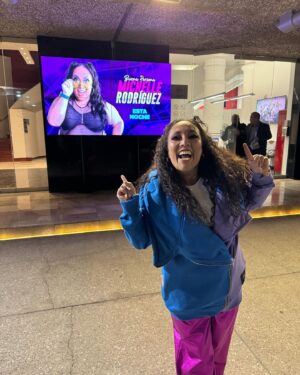 Michelle Rodríguez Instagram - 🎶 Y maullaré por ti 🎶

Ando muy feliz!! El jueves pasado 22 de febrero estrené mi nuevo show de standup comedy BUENA PERSONA en el @lunariomx estuve rodeada de gente a la que amo mucho GRACIAS a todos los que estuvieron ahí, por jugar conmigo, por hacer ese Sold out y por permitirme SER a través de la música y la comedia!! 
GRACIAS INFINITAS @rubenzepeda y @central.talent gracias por hacer locuras conmigo y por la confianza 
Mi @manunisima y @carocamppos que nunca nunca sueltan mi mano 
Y a mi familia por estar siempre desde la primera fila ♥️

@romeoyjulian por el outfit 
@glamaramamakeup por el look

Que dicha!! Espero pronto puedan verlo llévenme a darle la vuelta al mundo! ♥️✨