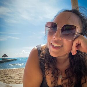 Michelle Rodríguez Instagram - 🎶 Dejas abiertas, mis cerraduras
Arribó un calor, cual mes de abril
Con tu llegar🎶

Dicen que el mar cura, pues yo hoy le agradecí y le pedí por todos los que han sostenido mi mano cuando mi sonrisa se ha escapado, por los que me han escuchado horas hablando de lo mismo, han secado mis lágrimas y han tomado fuerte mi mano al paso.

Le agradecí por la paz y el amor que siento. Soy muy afortunada.

Que bonito #cancun 
Que bonito seguir caminando