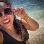Michelle Rodríguez Instagram – 🎶 Dejas abiertas, mis cerraduras
Arribó un calor, cual mes de abril
Con tu llegar🎶

Dicen que el mar cura, pues yo hoy le agradecí y le pedí por todos los que han sostenido mi mano cuando mi sonrisa se ha escapado, por los que me han escuchado horas hablando de lo mismo, han secado mis lágrimas y han tomado fuerte mi mano al paso.

Le agradecí por la paz y el amor que siento. Soy muy afortunada.

Que bonito #cancun 
Que bonito seguir caminando