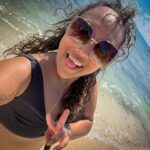 Michelle Rodríguez Instagram – 🎶 Dejas abiertas, mis cerraduras
Arribó un calor, cual mes de abril
Con tu llegar🎶

Dicen que el mar cura, pues yo hoy le agradecí y le pedí por todos los que han sostenido mi mano cuando mi sonrisa se ha escapado, por los que me han escuchado horas hablando de lo mismo, han secado mis lágrimas y han tomado fuerte mi mano al paso.

Le agradecí por la paz y el amor que siento. Soy muy afortunada.

Que bonito #cancun 
Que bonito seguir caminando