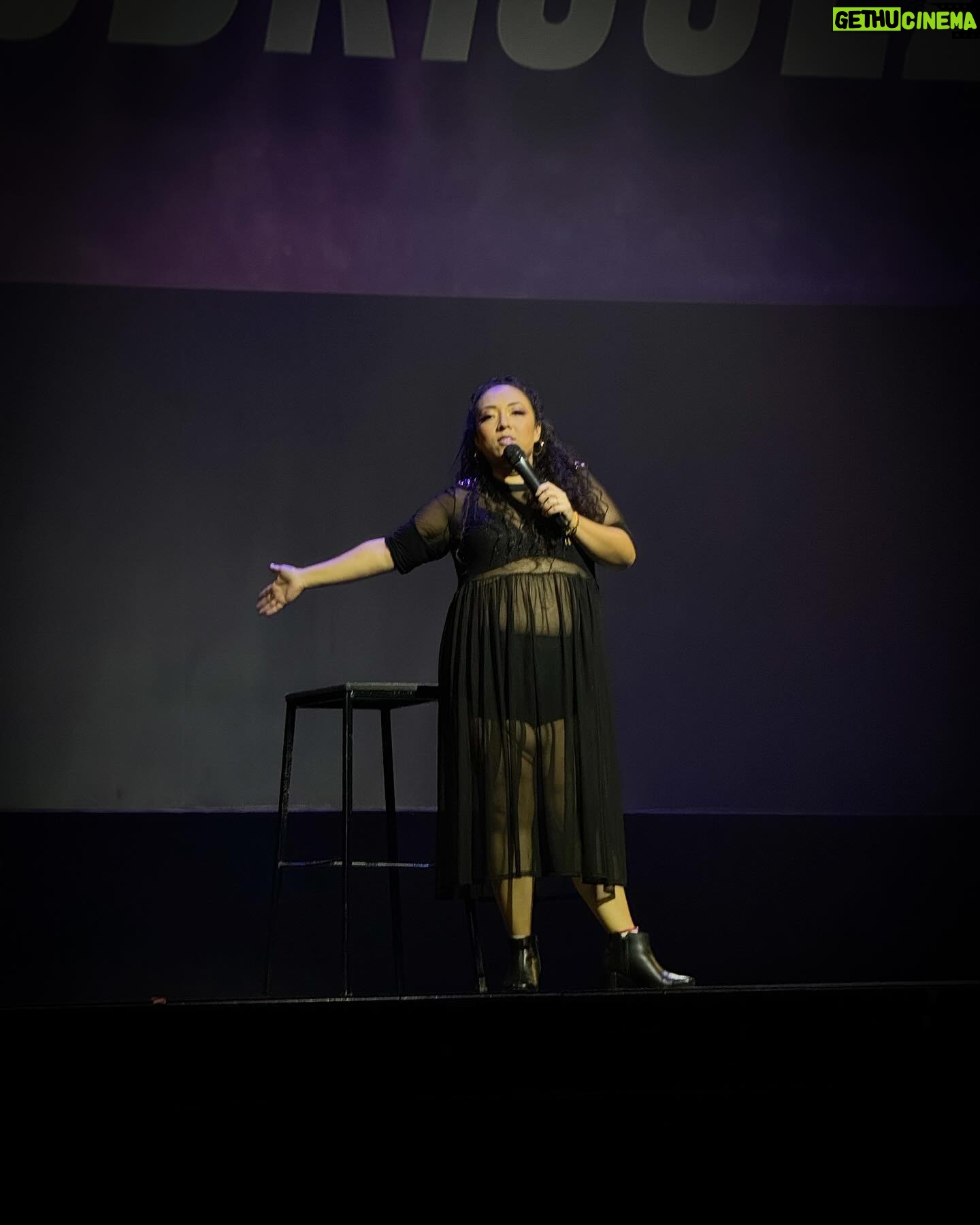 Michelle Rodríguez Instagram - 🎶 desnuda que no habrá diseño que te quede mejor 🎶 Otro poquito de #guatemala Gracias por esta noche!!! Que diversión @robrimola Que bonito cierre de gira, que bendición poder viajar con la comedia, Gracias a quienes saltaron al vacío conmigo!!! Que gran aventura @josemamusik @central.talent @maru.ohi @rubenzepeda @puravidastandup