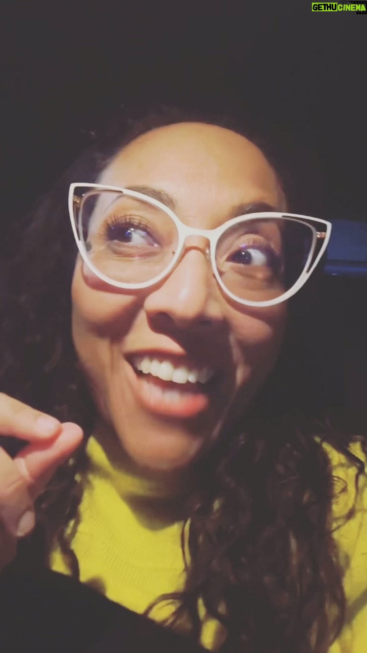 Michelle Rodríguez Instagram - Plis! No seas la gata bajo la lluvia y no caigas con el que onda perdida. Y tampoco esperes a que esa persona te caiga del cielo. Para eso está @bumblelatam Descárgala y encuentra lo que estás buscando 💛 Recuerda que tú tienes el control