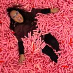 Michelle Rodríguez Instagram - 🎶 fría como el viento…🎶 También fuimos al museo del helado, de chiquita nunca me gustaron esas albercas, ni las de esponjas, pensaba que estaban biiiiiiiiiiien cochinas… (sticker de la Wendy con su trenza) Pero! Pero! Me aventuré meramente para la foto… salir de ahí cuesta 🤷🏽‍♀️ Y bien chula las fotos no?