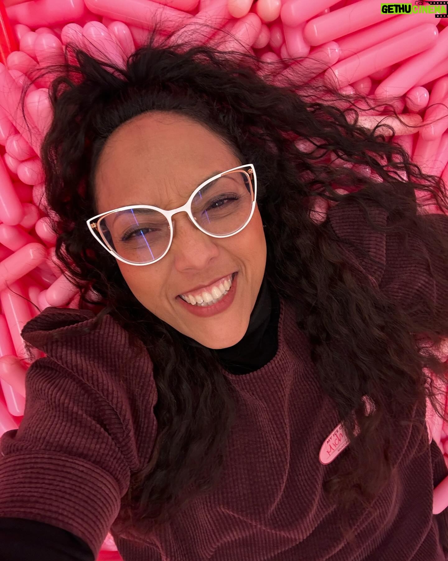 Michelle Rodríguez Instagram - 🎶 fría como el viento…🎶 También fuimos al museo del helado, de chiquita nunca me gustaron esas albercas, ni las de esponjas, pensaba que estaban biiiiiiiiiiien cochinas… (sticker de la Wendy con su trenza) Pero! Pero! Me aventuré meramente para la foto… salir de ahí cuesta 🤷🏽♀️ Y bien chula las fotos no?