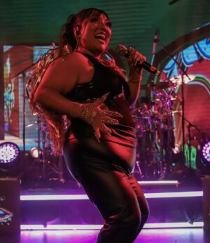 Michelle Rodríguez Instagram - 🎶 fotos y recuerdos🎶

¡Fui Selena! 

Mis amigos de @trendline.music y @central.talent me invitaron a celebrar con ellos en el lunario del auditorio por su nuevo show #Utopia 

Felicidades están ESPECTACULARES 
Gracias por invitarme a jugar con ustedes y disfrutar de su ENORME talento.

Les deseo lo mejor SON LO MÁXIMO 
Gracias @soy_alanhdez por la fotos 👏🏽👏🏽👏🏽
