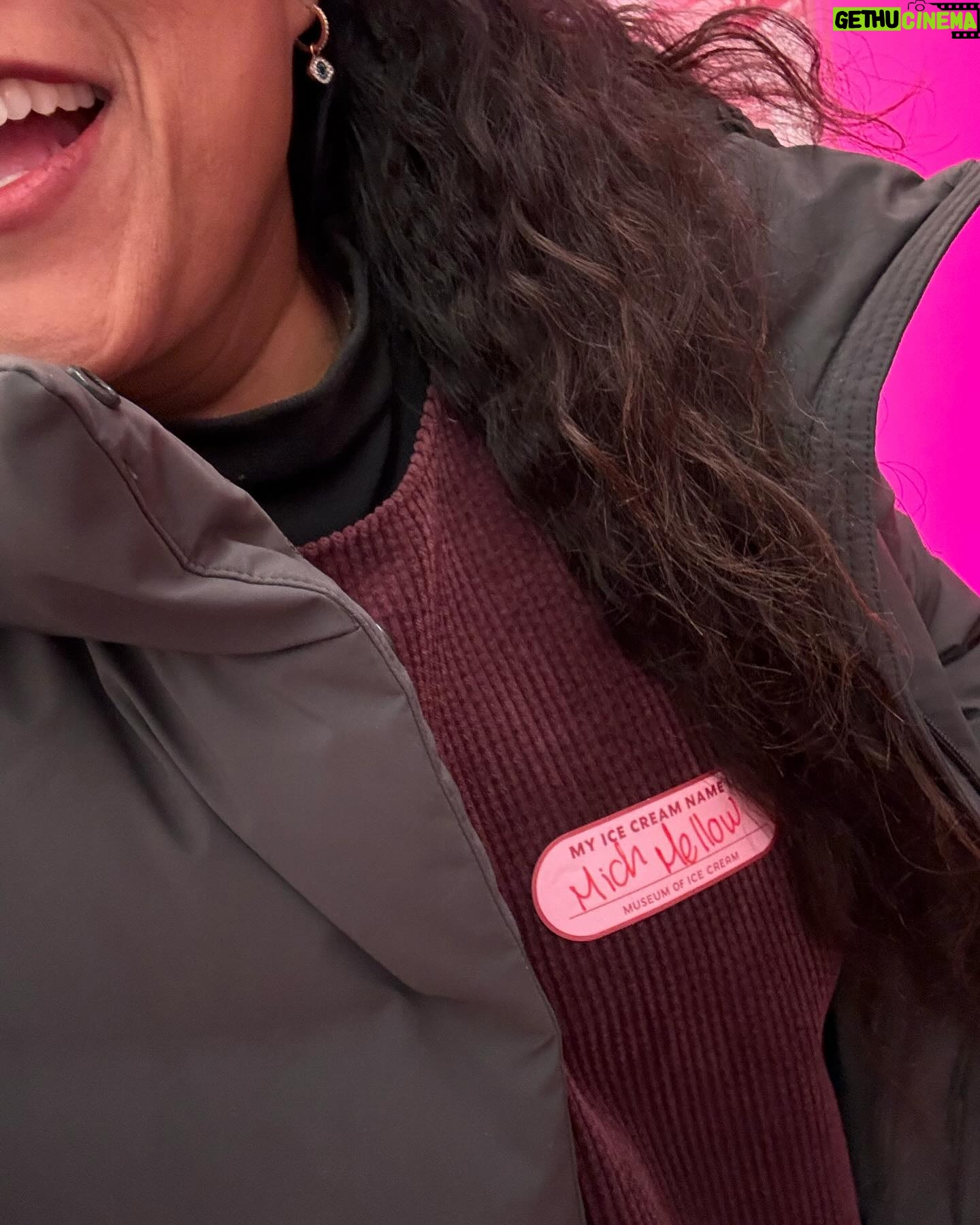 Michelle Rodríguez Instagram - 🎶 fría como el viento…🎶 También fuimos al museo del helado, de chiquita nunca me gustaron esas albercas, ni las de esponjas, pensaba que estaban biiiiiiiiiiien cochinas… (sticker de la Wendy con su trenza) Pero! Pero! Me aventuré meramente para la foto… salir de ahí cuesta 🤷🏽♀️ Y bien chula las fotos no?