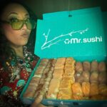 Michelle Rodríguez Instagram - 🎶 SUÉLTATE CONMIGO CUCHI CUCHI CUCHI QUE QUIERO COMERTE COMO SUSHI 🎶 Sigo volada con mi fiesta de cumpleaños 😅😎✌🏽 la más top y la más consentida, sobre todo por @mrsushimex oigan gracias por el festín ¡se rifaron! 🍣🍙🍚🍘