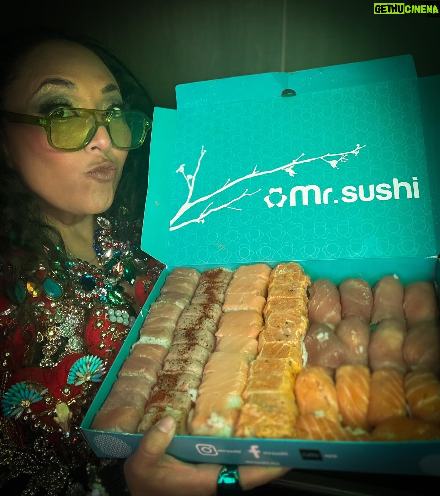 Michelle Rodríguez Instagram - 🎶 SUÉLTATE CONMIGO CUCHI CUCHI CUCHI QUE QUIERO COMERTE COMO SUSHI 🎶 Sigo volada con mi fiesta de cumpleaños 😅😎✌🏽 la más top y la más consentida, sobre todo por @mrsushimex oigan gracias por el festín ¡se rifaron! 🍣🍙🍚🍘
