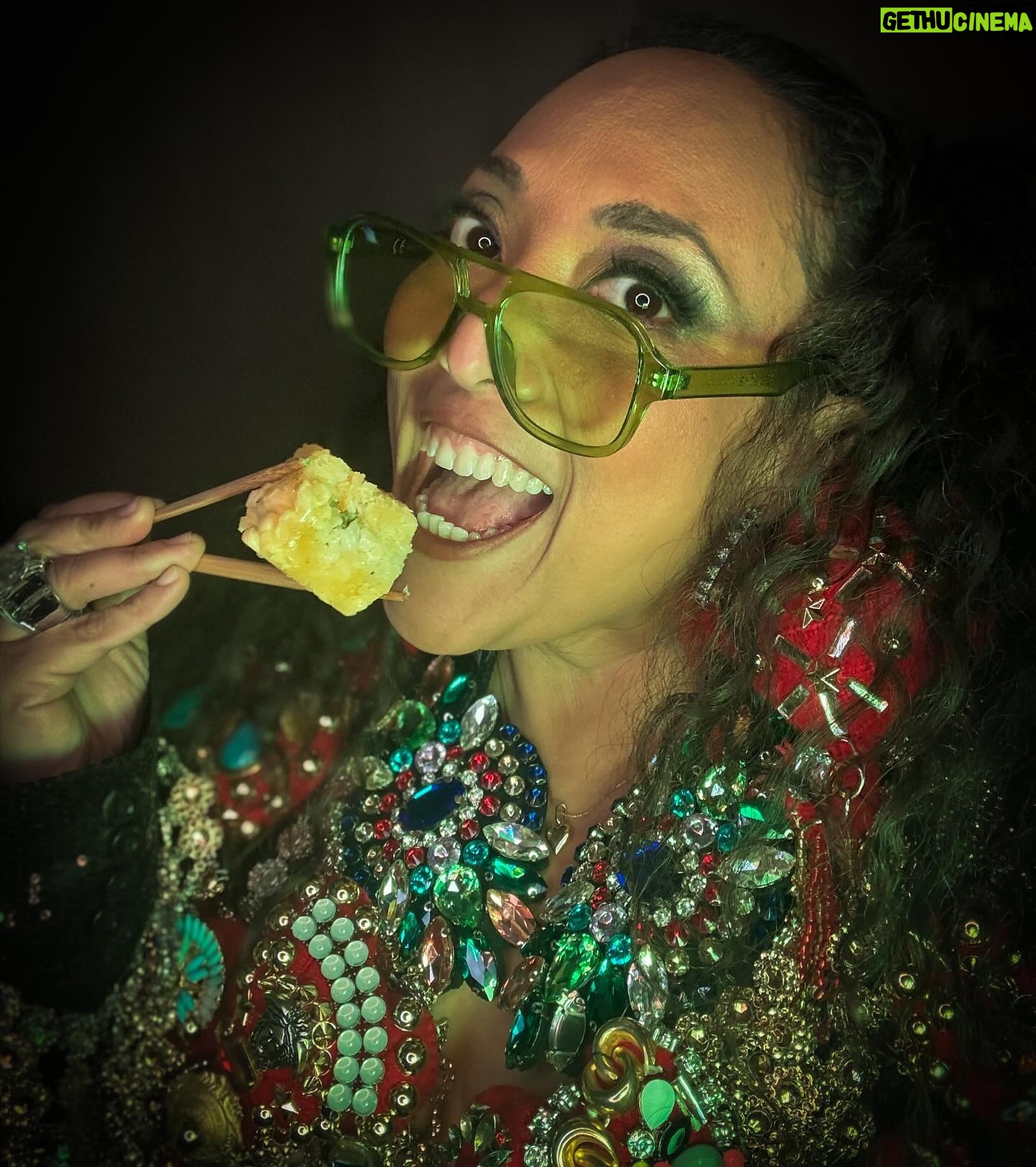 Michelle Rodríguez Instagram - 🎶 SUÉLTATE CONMIGO CUCHI CUCHI CUCHI QUE QUIERO COMERTE COMO SUSHI 🎶 Sigo volada con mi fiesta de cumpleaños 😅😎✌🏽 la más top y la más consentida, sobre todo por @mrsushimex oigan gracias por el festín ¡se rifaron! 🍣🍙🍚🍘