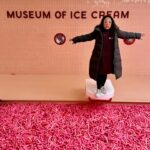 Michelle Rodríguez Instagram - 🎶 fría como el viento…🎶 También fuimos al museo del helado, de chiquita nunca me gustaron esas albercas, ni las de esponjas, pensaba que estaban biiiiiiiiiiien cochinas… (sticker de la Wendy con su trenza) Pero! Pero! Me aventuré meramente para la foto… salir de ahí cuesta 🤷🏽‍♀️ Y bien chula las fotos no?