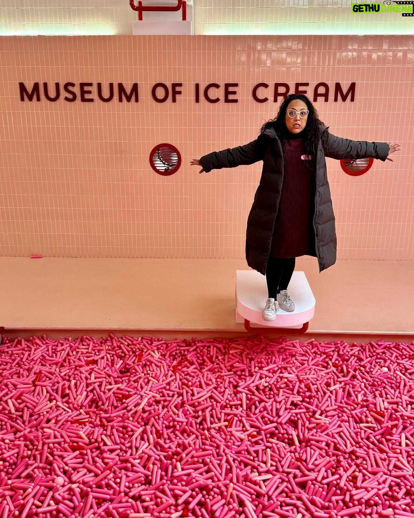 Michelle Rodríguez Instagram - 🎶 fría como el viento…🎶 También fuimos al museo del helado, de chiquita nunca me gustaron esas albercas, ni las de esponjas, pensaba que estaban biiiiiiiiiiien cochinas… (sticker de la Wendy con su trenza) Pero! Pero! Me aventuré meramente para la foto… salir de ahí cuesta 🤷🏽♀️ Y bien chula las fotos no?