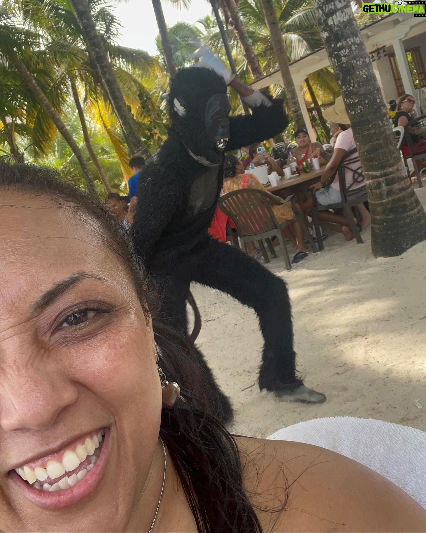 Michelle Rodríguez Instagram - 🎶 solo contigo… 🎶 Un CHIN de #republicadominicana🇩🇴 Hace un mes viví muchas venturas durante el rodaje de CANTA Y NO LLORES gracias siempre @frank_arizaaa por enseñarme el mundo. Gracias a todos por este viaje tan chulo! Tienen todo mi amol!
