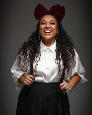 Michelle Rodríguez Instagram - 🎶 Porque los días se nos van quiero cantar hasta el final
Por otra noche como estas, por mi vida 🎶

GRACIAS VIDA! 

Mich: ¡FELICIDADES! Eres quien siempre quisiste ser, eres valiente, tu vida está llena de música y lucecitas.
Estás llena de amor, de magia y de aventuras. Tienes una familia maravillosa, el trabajo de tus sueños, unos amigos increíbles y un amor verdadero.
Estás contigo y esa es la mejor parte.

A la mich de la década pasada, gracias! Cuantos retos! Soltaste, te arriesgaste, llegaste, te fuiste, usaste tu voz, lloraste, cantaste, reíste, aprendiste y ah como viajaste! Te reinventaste sin perder tu esencia y te hiciste tuya más que nunca.
Lo hiciste increíble ♥️ 

Hoy celebro y agradezco mi vida, honro el camino andado, gracias a todos los que la hacen maravillosa y llena de magia!!
Gracias por tanto amor! 

El año que termina no estuvo nada fácil y estoy saliendo victoriosa! 

Feliz cumpleaños Mich! No te sueltes eres tuya y estás bien padre!
Por una nueva década de más aventuras, más magia, más amor, más risas y más canciones!
Bienvenida esta nueva década ♥️