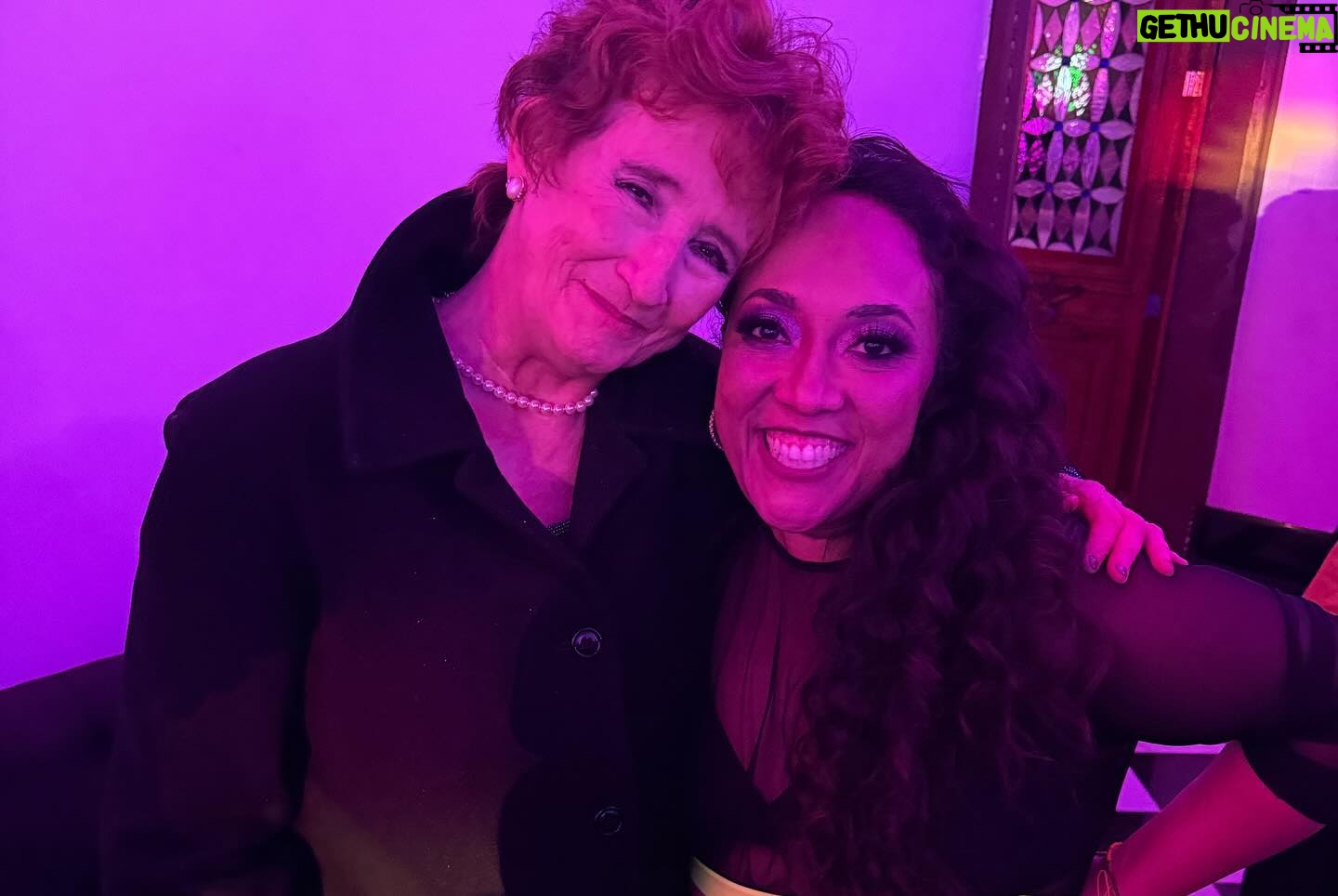 Michelle Rodríguez Instagram - 🎶Por ti publico! El Teatro te agradece hoy, porque tú estás aquí habrá función 🎶 Anoche fueron #losmetrognp que gran noche! Felicidades a les nominados, a les ganadores!! A les presentadores, a les creatives y al público, que fue su noche. ¡Felicidades @fernandacga y @cesarenriquezcabaret estuvieron espectaculares! Un día de estos tendré un Metro (o varios como @jerryvelazquez Kemosion) mientras me hace la más dichosa, producir junto con gente tan talentosa y apasionada esta ceremonia. Mucho que aprender y mucho que creer que dicha! Gracias @escenosergio por siempre confiar en mí y querer jugar conmigo. Te amo y te admiro siempre @rinarrs @analo @hernandezlassomartha @ppvaldes por la confianza y por el amor GACIAS Gracias @davidahedosol y @victoriags_oficial les amo con el alma, gracias por cuidarme tanto y ser el mejor team. Gracias a @romeoyjulian por los looks maravillosos A mi familia siempre por apoyarme Y a todos ustedes que viven esta pasión y este amor con nosotros. Nos vemos en los Metro 2024 Ah! Ya pueden escuchar la canción del opening “por ti, publico” en Spotify 😎