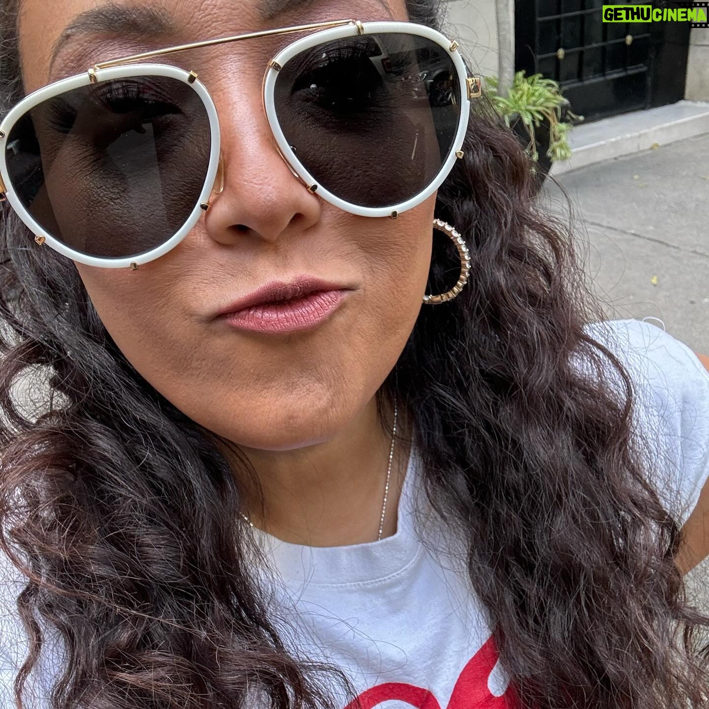 Michelle Rodríguez Instagram - 🎶 Fortuna es lo que siento Soy feliz con lo que tengo La dicha está en el universo Amanecí pa’ disfrutar 🎶 Que gran momento de la vida, soy una chica afortunada. Solo puedo decir GRACIAS Dios, GRACIAS vida, GRACIAS universo ♥️