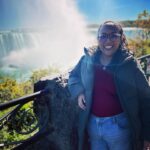 Michelle Rodríguez Instagram – 🎶 Abrí los ojos como luna llena y me agarré la cabeza…🎶

La comedia me está abriendo las puertas al mundo, que afortunada soy de poder romper fronteras haciendo reír, de encontrarme con hermanos de otras naciones haciendo lo que más amamos, TODA MI ADMIRACIÓN 
Ahora el @latincomedyfest.ca nos llevó a #toronto gracias a toda la comunidad latina que vino a reír, gracias @josemamusik @juan_cajiao y todos los que hacen el festival.

Gracias siempre @rubenzepeda @central.talent un agasajo compartir 

Y ya de paso nos fuimos al Niagara en bicicleta 😅

@anacompean_ que hermoso reencuentro no solo físico, te mo millones, gracias por las palabras y los abrazos del alma.

@manunisima estamos lejos de casa, estamos bien y aprendiendo mucho, estoy orgullosa de ti aunque camines en calcetines 3 cuadras 😂