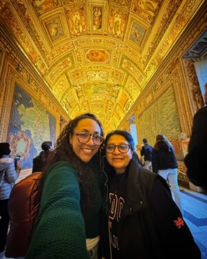 Michelle Rodríguez Instagram - COMER REZAR AMAR 
🎶Corazón Santo tú reinarás🎶

Monumentos impresionantes, pasta, galletas, panecitos, iglesias, escaleras infinitas, canciones de Dios, menos frío más solecito y todo el amor del mundo de tu mano.

Que bonito Roma 
Que hermosa mi mamá ♥️
