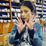 Michelle Trachtenberg Instagram - Painting is such sweet joy 🎨 #selfcare #artsy #creative #friday