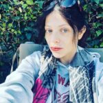 Michelle Trachtenberg Instagram - It’s good to be #natural 💙💋