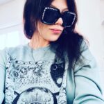 Michelle Trachtenberg Instagram - Eye don’t see your shade 🩵💋 thanks @themistermartini for biting mommy’s lip. Though shall not have treats today 🐈‍⬛