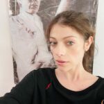Michelle Trachtenberg Instagram - Pretending I’m a #warhol painting….strike a pose 💋 #art #vogue