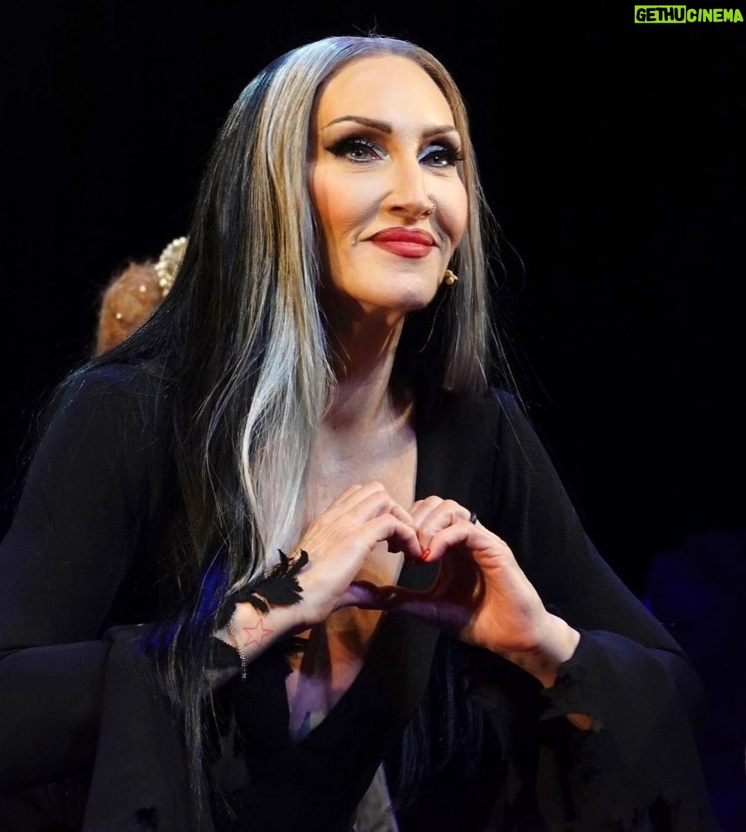 Michelle Visage Instagram - After our incredible opening night, we've only got two shows left today !! There's just a handful of tickets remaining for them! Mother and the family are waiting for you ! 🫰 🫰 🌹 https://theaddamsfamily.co.uk/ 📸@laurenfrida #michellevisage #morticia #addams #addamsfamily #raminkarimloo #Wednesday #morticiaandgomez