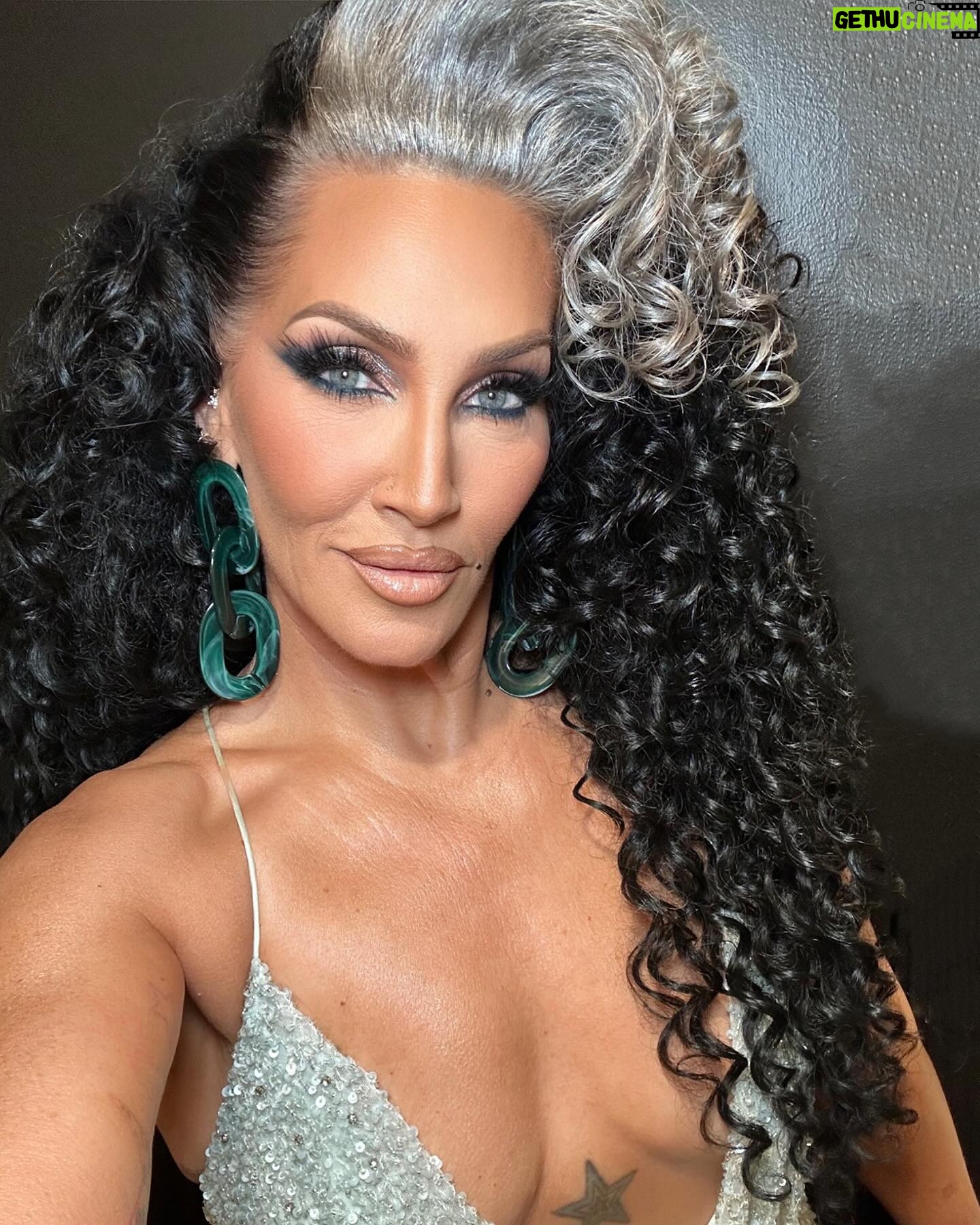Michelle Visage Instagram - Tonight’s @rupaulsdragrace look!!! I couldn’t pick just 1 🖤 This glam is top tier: Hairs @hisvintagetouch Paints @lipsticknick Style @artconn2 Dress @retrofete Glow @siennaxofficial express