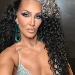 Michelle Visage Instagram - Tonight’s @rupaulsdragrace look!!! I couldn’t pick just 1 🖤 This glam is top tier: Hairs @hisvintagetouch Paints @lipsticknick Style @artconn2 Dress @retrofete Glow @siennaxofficial express