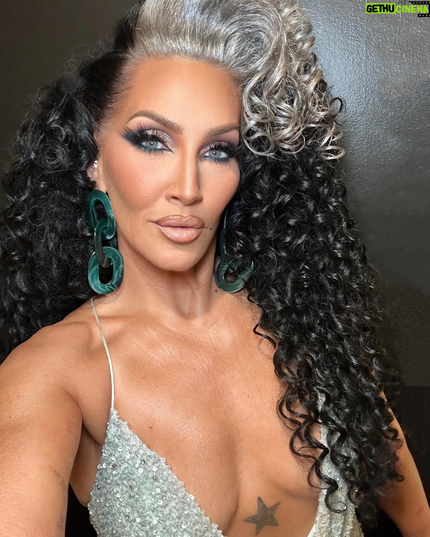 Michelle Visage Instagram - Tonight’s @rupaulsdragrace look!!! I couldn’t pick just 1 🖤 This glam is top tier: Hairs @hisvintagetouch Paints @lipsticknick Style @artconn2 Dress @retrofete Glow @siennaxofficial express