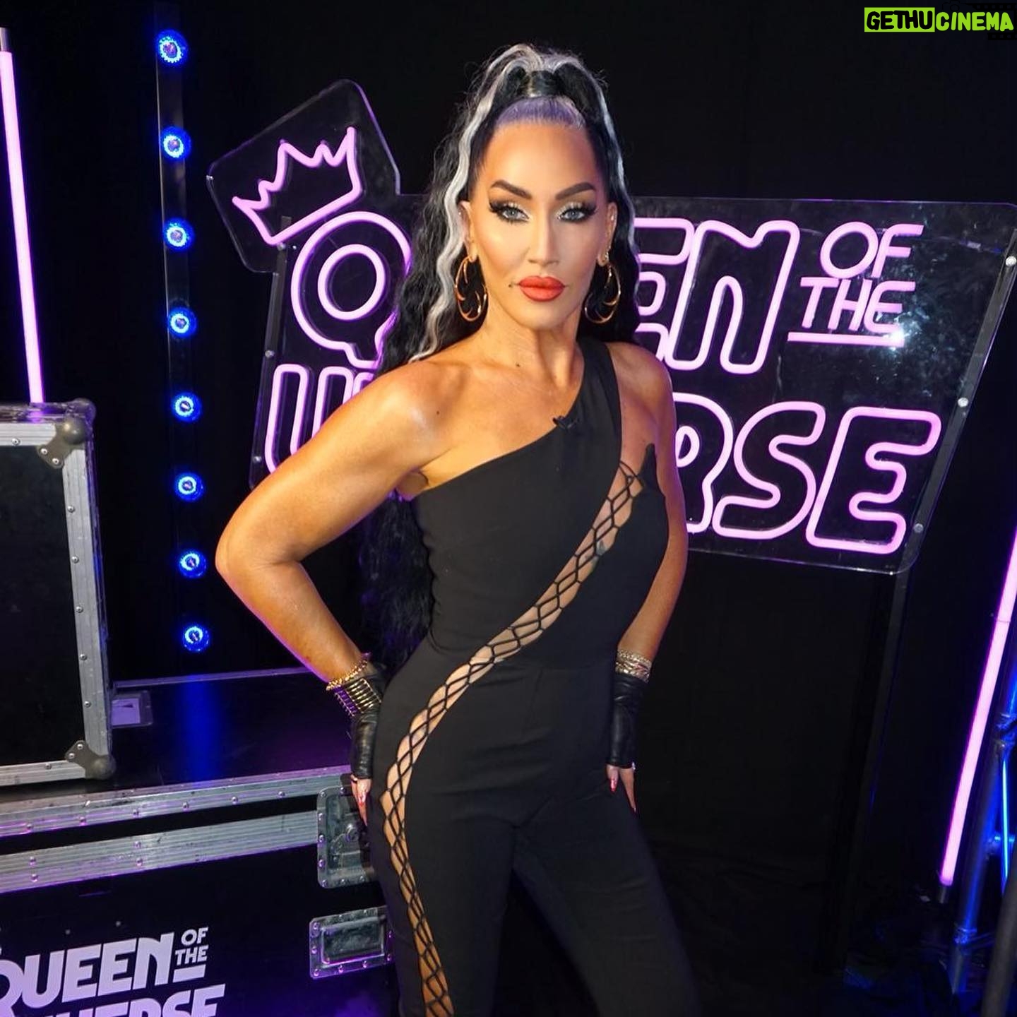 Michelle Visage Instagram - You never forget your first time! 🤭 An all-new #QueenOfTheUniverse is now streaming on @paramountplus! 👑 Slide 2: the flex appeal is real!! Keep pumping those weights! Hair @haircraigmarsden Makeup @samglamuk Style @laurysmith Jumpsuit @michaelcostellorevolve @michaelcostello Gloves @paularowangloves Jewelry @shaunleanejewellery Shoes @aquazzura Glow @teresaboyd_tanning using @siennaxofficial