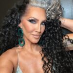 Michelle Visage Instagram - Tonight’s @rupaulsdragrace look!!! I couldn’t pick just 1 🖤 This glam is top tier: Hairs @hisvintagetouch Paints @lipsticknick Style @artconn2 Dress @retrofete Glow @siennaxofficial express