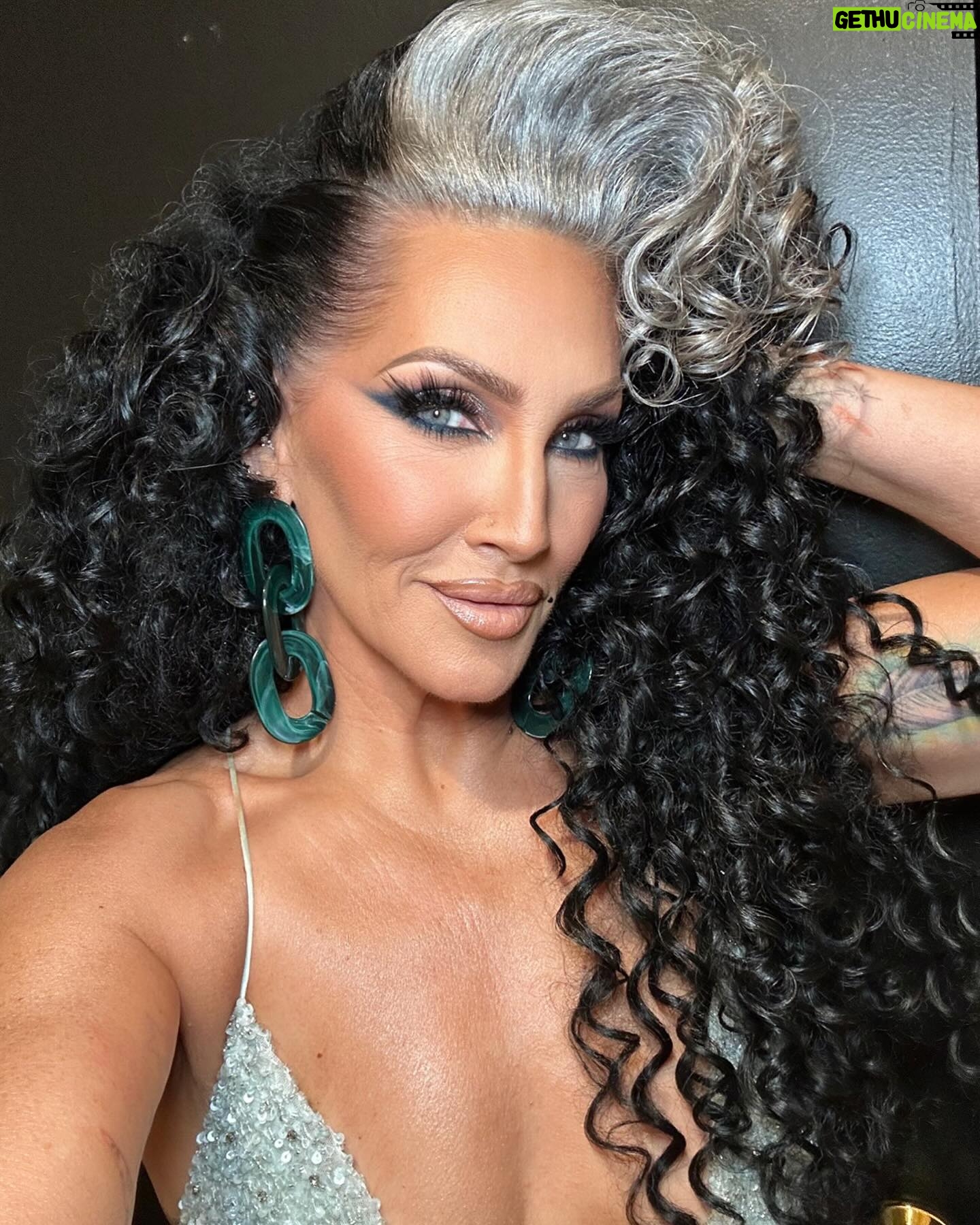 Michelle Visage Instagram - Tonight’s @rupaulsdragrace look!!! I couldn’t pick just 1 🖤 This glam is top tier: Hairs @hisvintagetouch Paints @lipsticknick Style @artconn2 Dress @retrofete Glow @siennaxofficial express