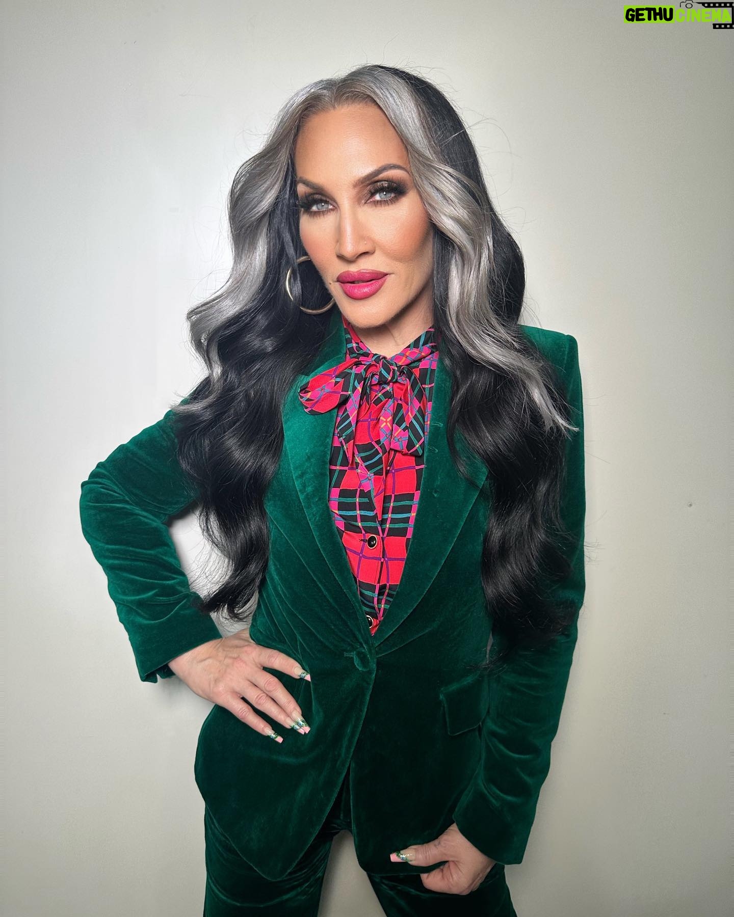 Michelle Visage Instagram - Day into night on #dragracedownunder !!! Watch now on: 🌎 @wowpresentsplus (worldwide ex. UK Down Under) Use code: DOWNUNDER for 20% off your first month! 🇦🇺 @stanaustralia 🇳🇿 @tvnz.official @haircraigmarsden @makeupwith_leyla @artconn2