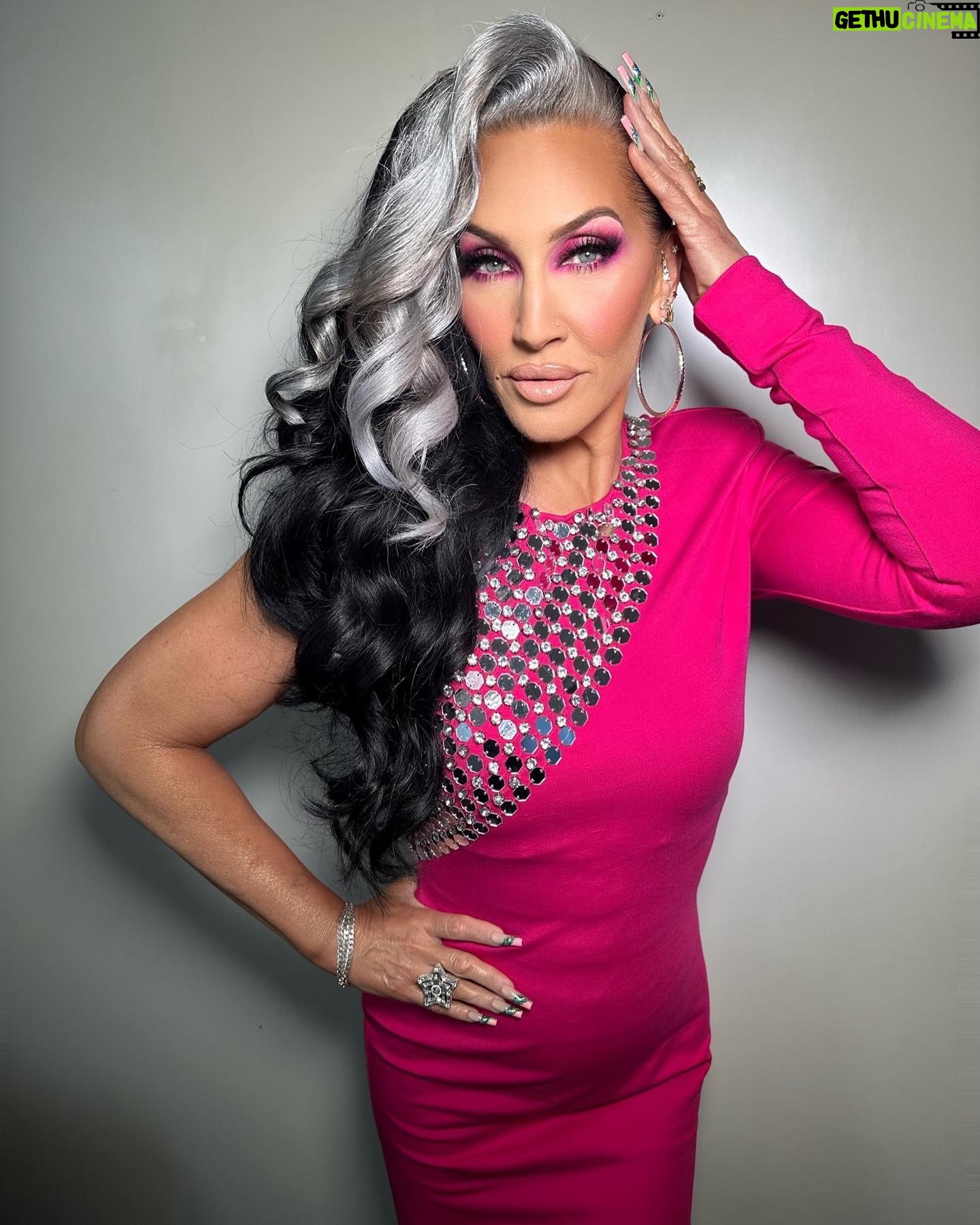 Michelle Visage Instagram - Day into night on #dragracedownunder !!! Watch now on: 🌎 @wowpresentsplus (worldwide ex. UK Down Under) Use code: DOWNUNDER for 20% off your first month! 🇦🇺 @stanaustralia 🇳🇿 @tvnz.official @haircraigmarsden @makeupwith_leyla @artconn2