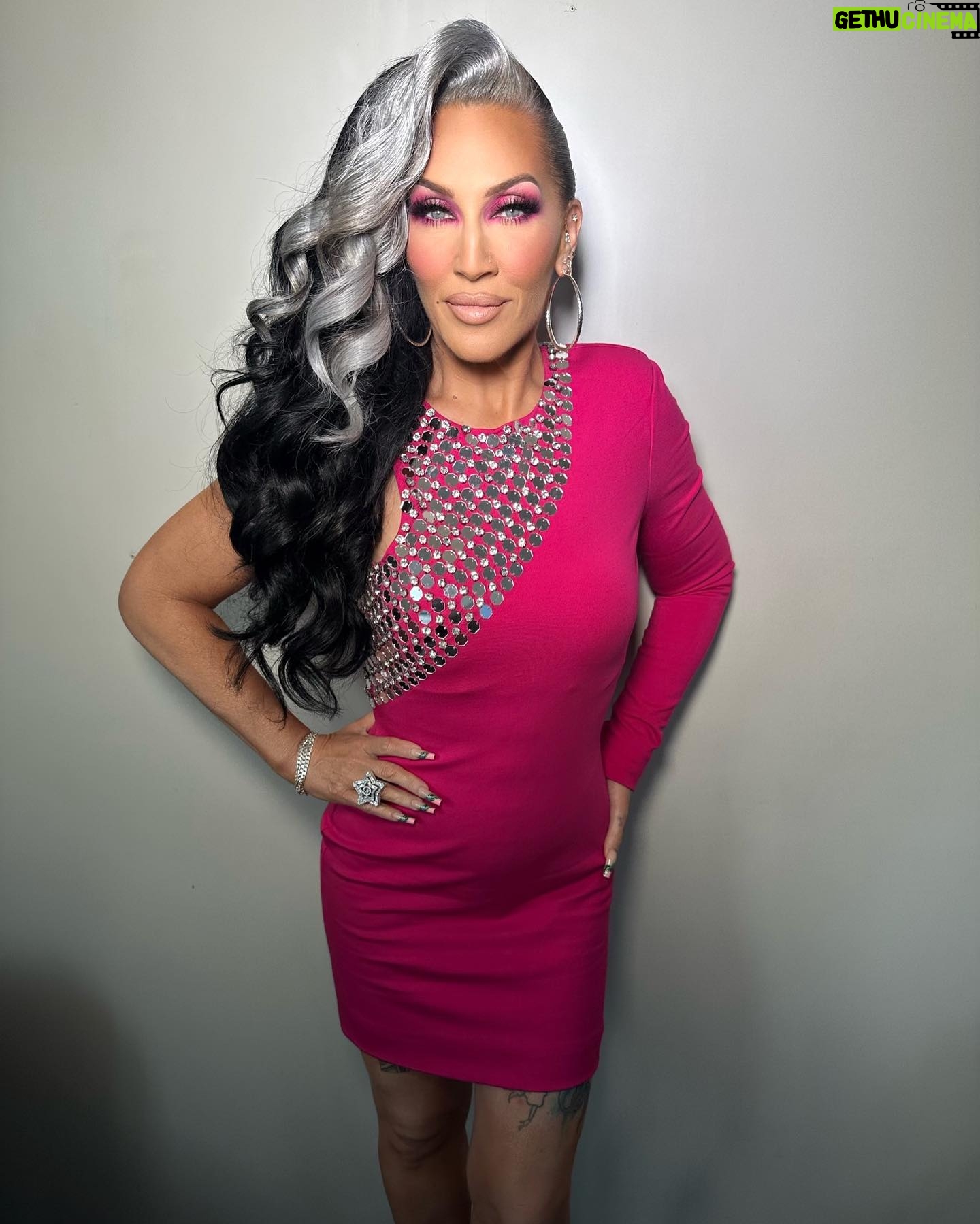 Michelle Visage Instagram - Day into night on #dragracedownunder !!! Watch now on: 🌎 @wowpresentsplus (worldwide ex. UK Down Under) Use code: DOWNUNDER for 20% off your first month! 🇦🇺 @stanaustralia 🇳🇿 @tvnz.official @haircraigmarsden @makeupwith_leyla @artconn2