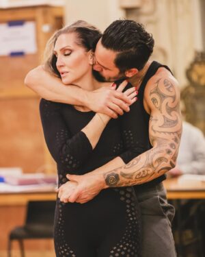 Michelle Visage Instagram - Rehearsal photos from @theaddamsfamilyuk !!! ONE WEEK UNTIL WE OPEN!!!! @raminkarimloo 📸- @peachyraith