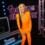 Michelle Visage Instagram - Two fabulous queens, one song! 😍👑 Don’t miss an all-new #QueenOfTheUniverse NOW STREAMING on @paramountplus! ✨ Hair @haircraigmarsden Paint @samglamuk Style @laurysmith Suit @alexperryofficial Necklace @chlobojewellery Shoes @louboutinworld Glow @teresaboyd_tanning using @siennaxofficial